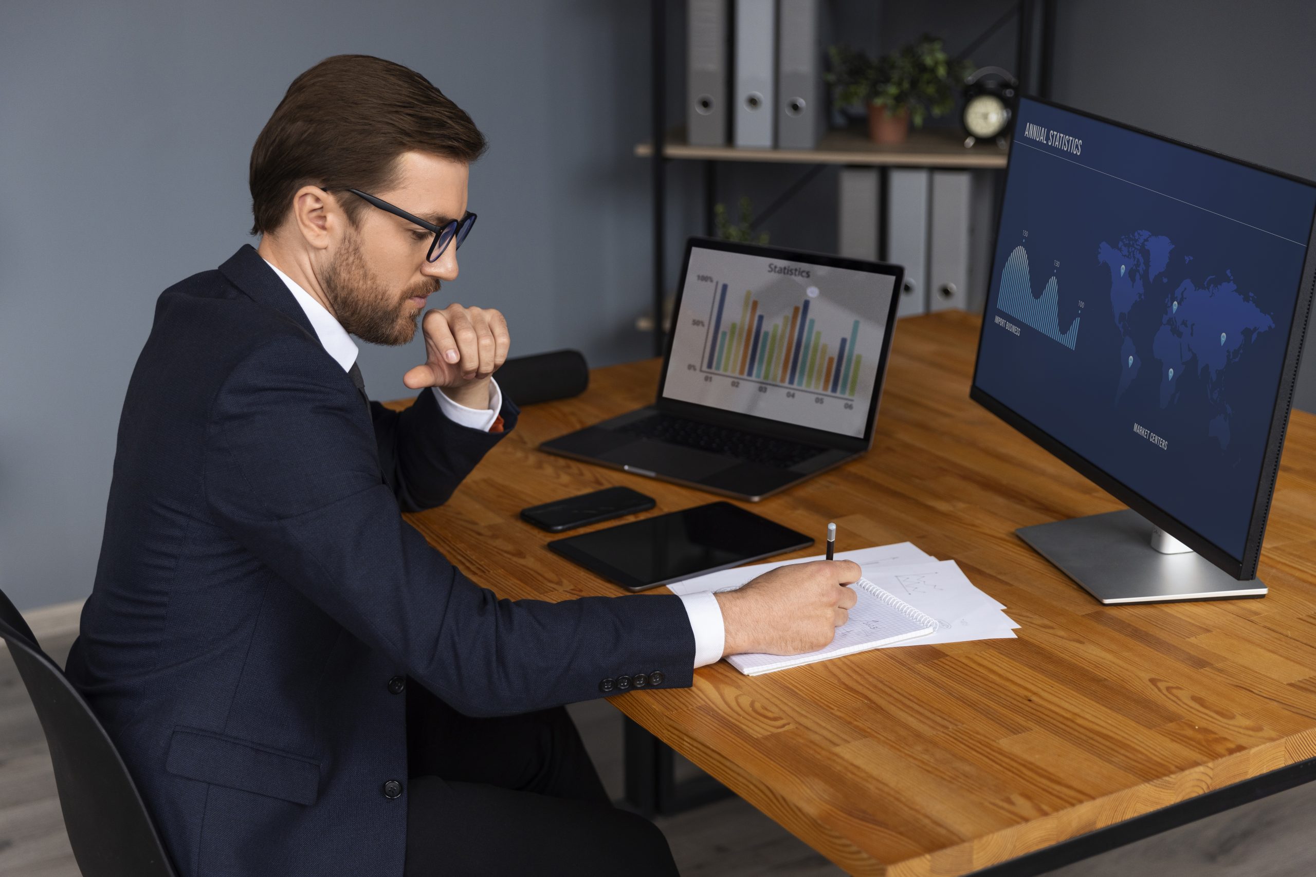 Empresário avaliando opções entre franchising e expansão própria.